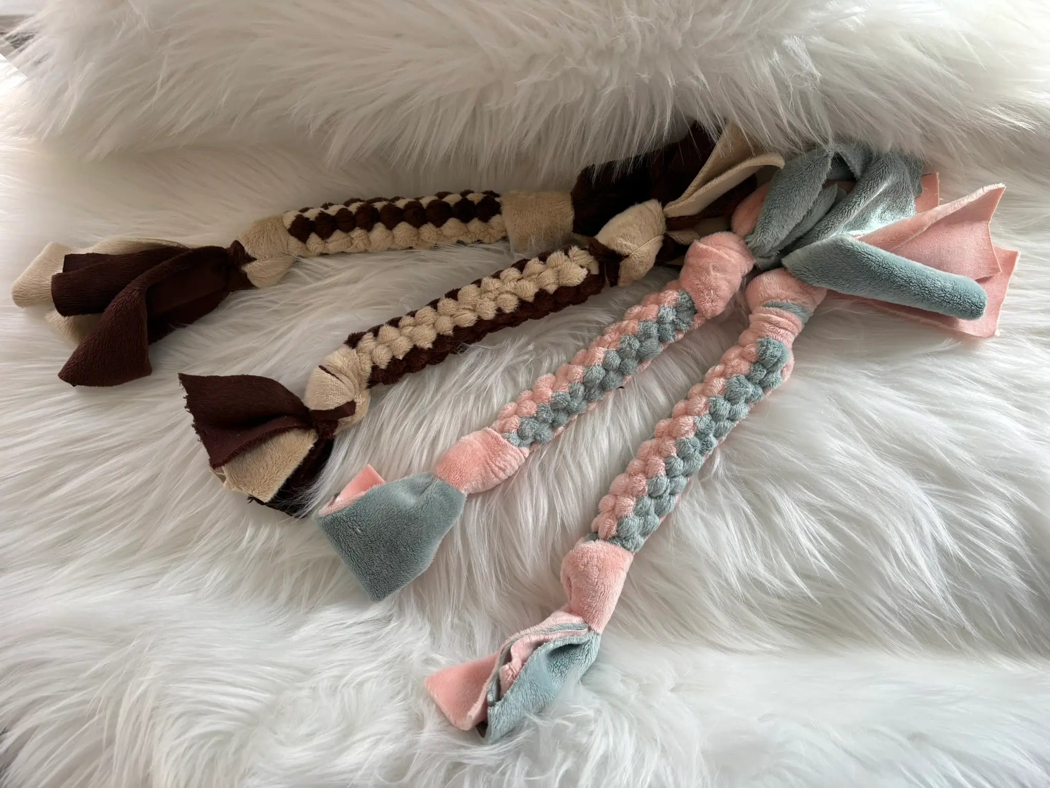 Collection de petits scoubidous faits mains pour chiens