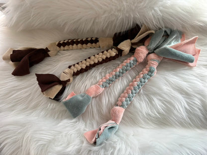 Collection de petits scoubidous faits mains pour chiens