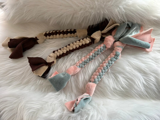 Collection de petits scoubidous faits mains pour chiens