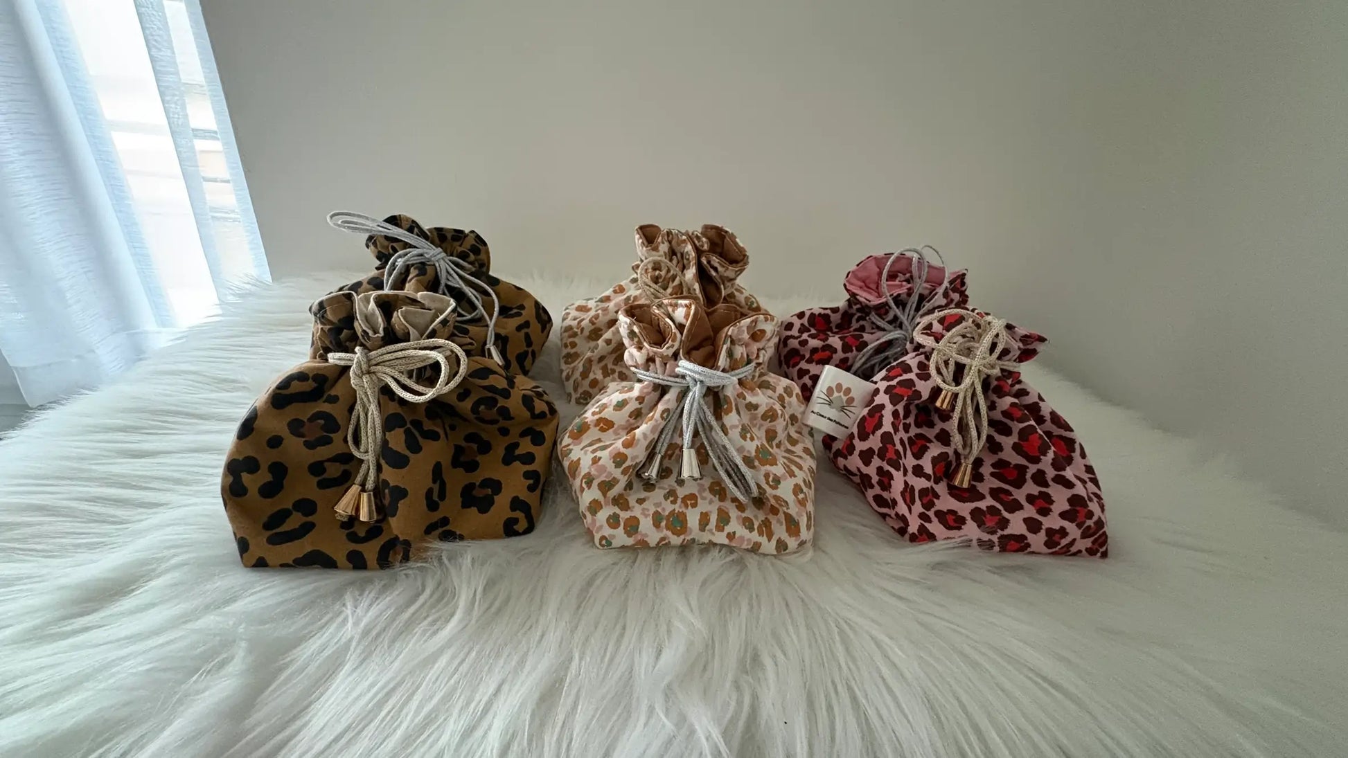 Collection de pochons artisanaux aux motifs léopards