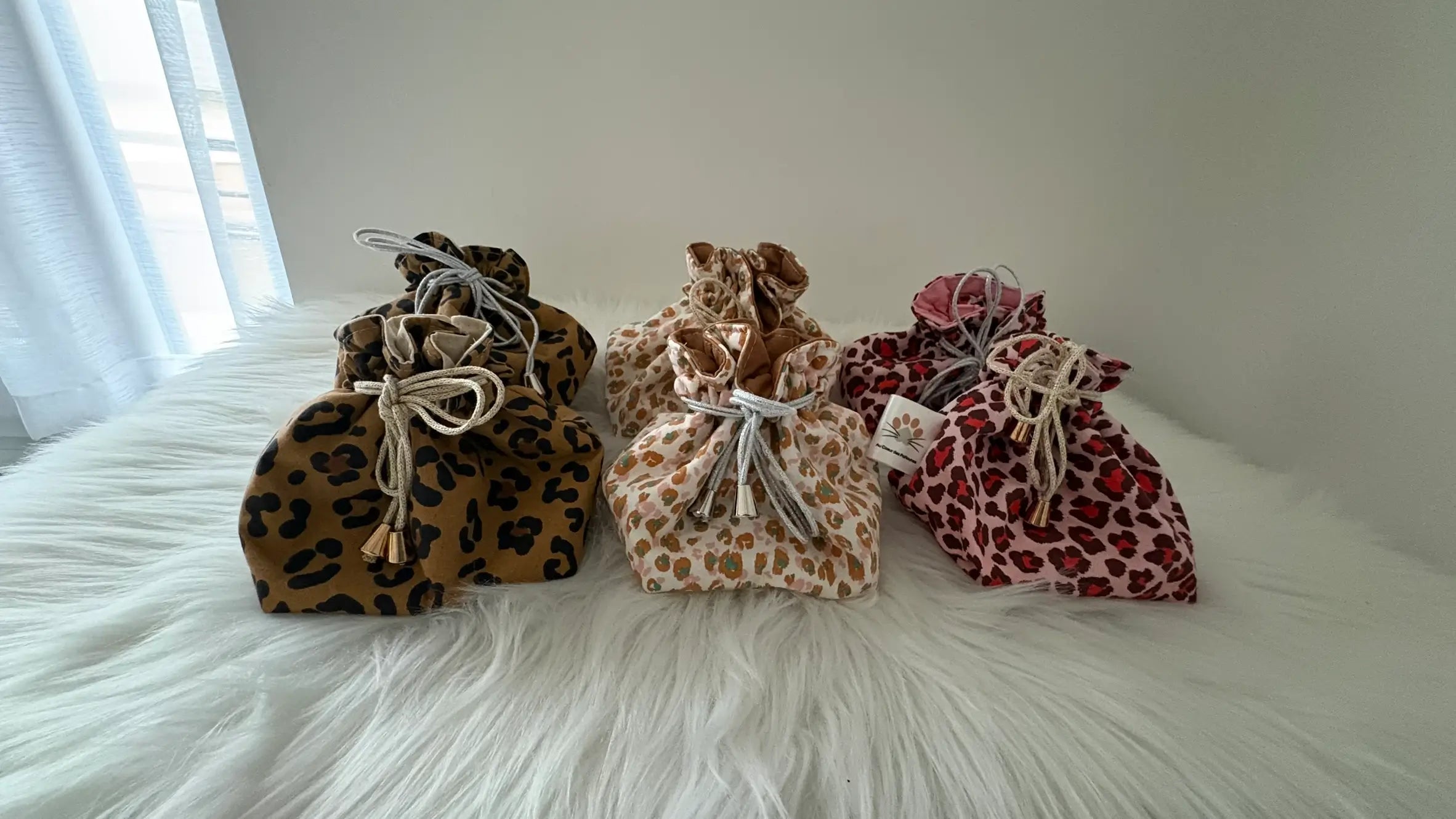 Collection de pochons artisanaux aux motifs léopards