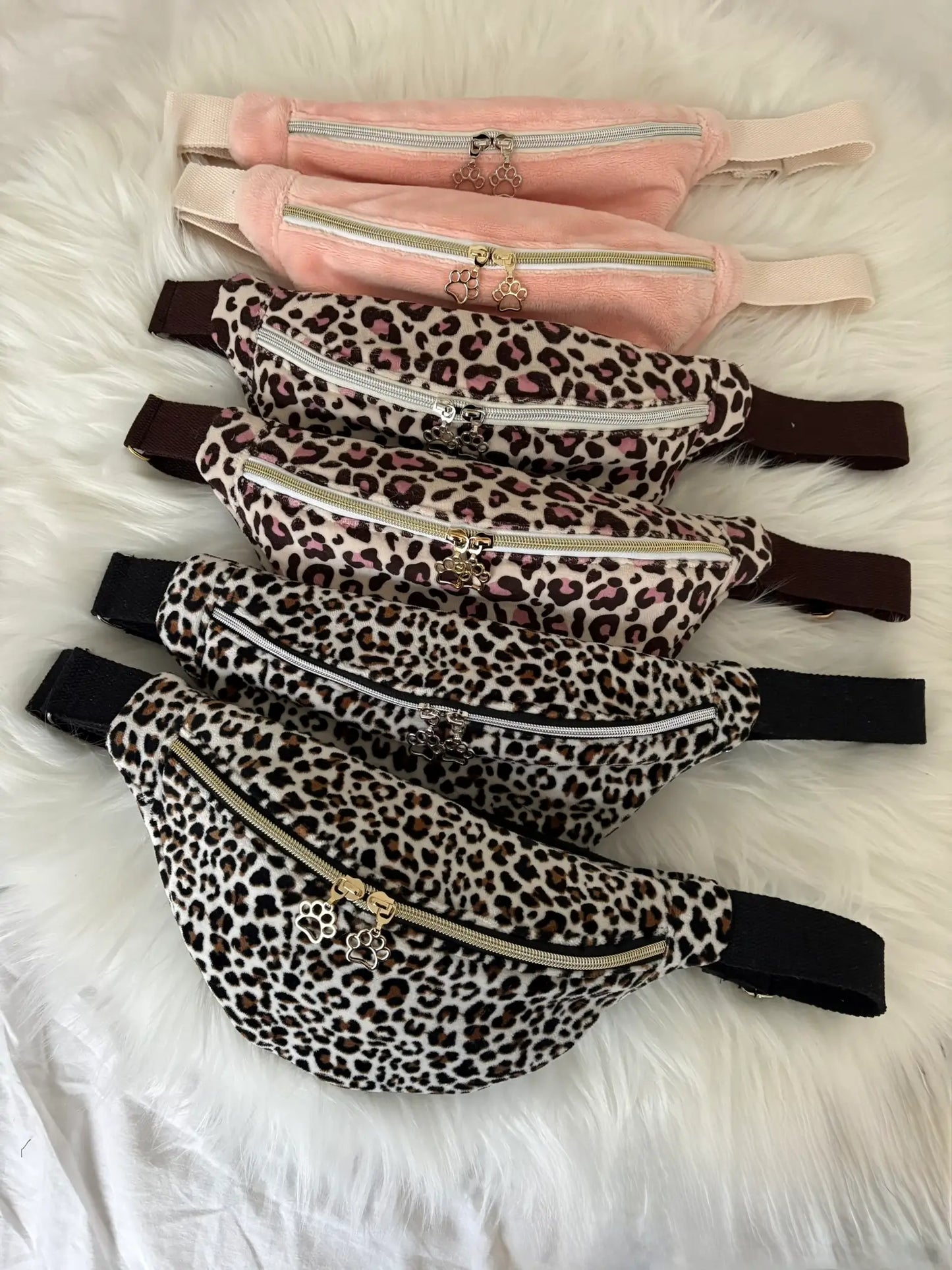 Collection de sacs bananes artisanaux, en polaire rose, en motifs léopards noirs et marrons ainsi que marrons et roses