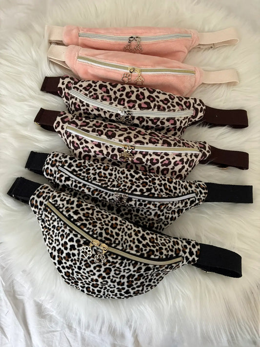 Collection de sacs bananes artisanaux, en polaire rose, en motifs léopards noirs et marrons ainsi que marrons et roses