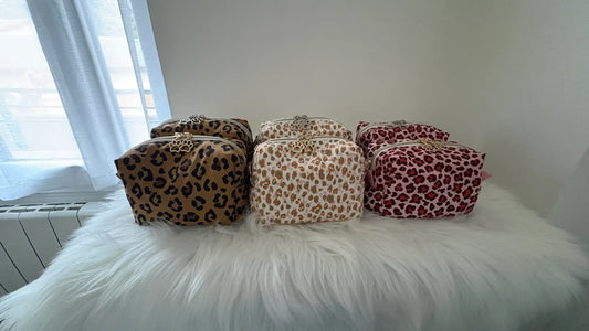 Trois trousses à maquillages faites mains aux motifs léopards, avec option fermeture dorées ou argentées.