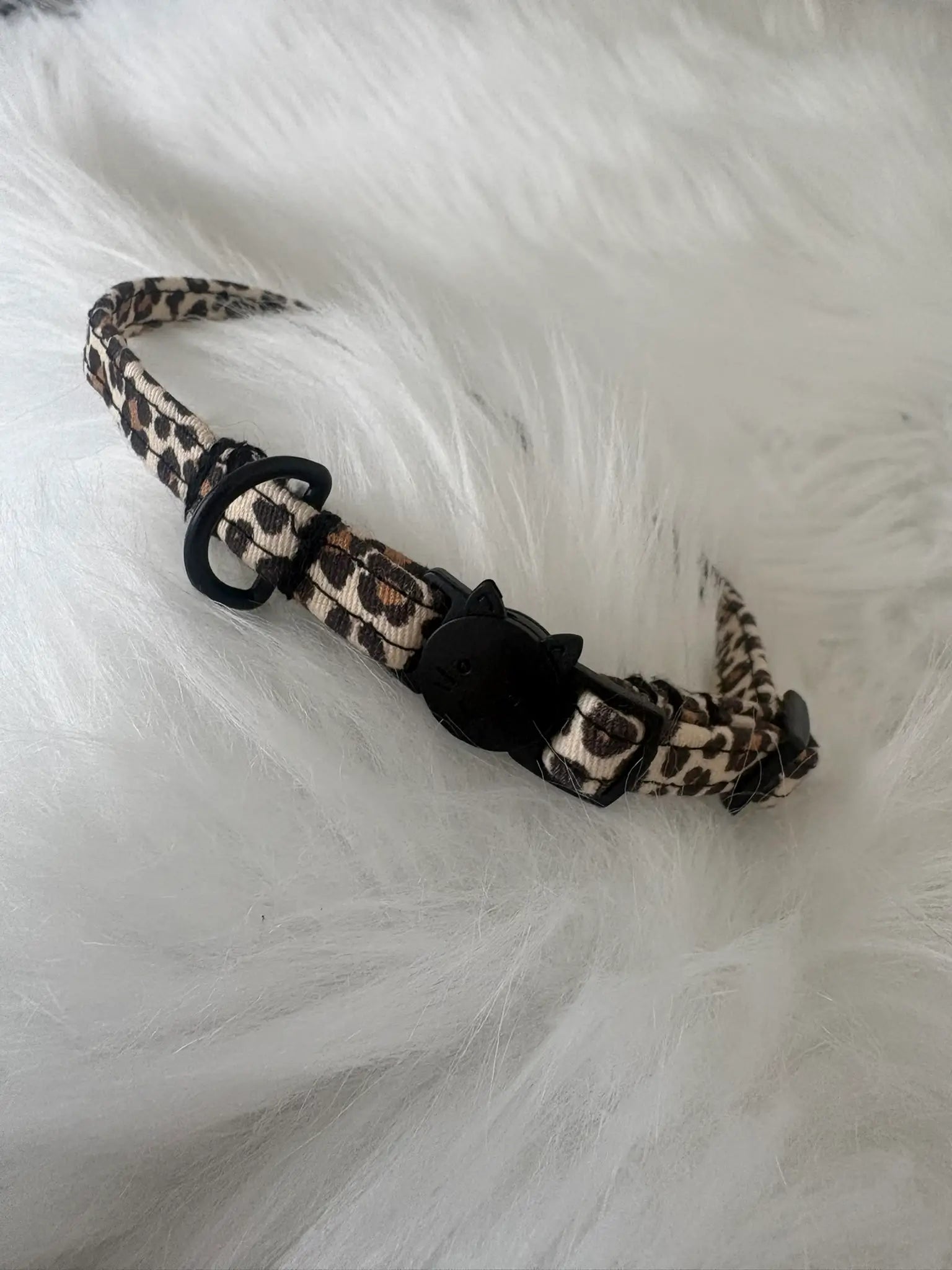 Collier pour chat fait main aux motifs léopard, bouclerie noire