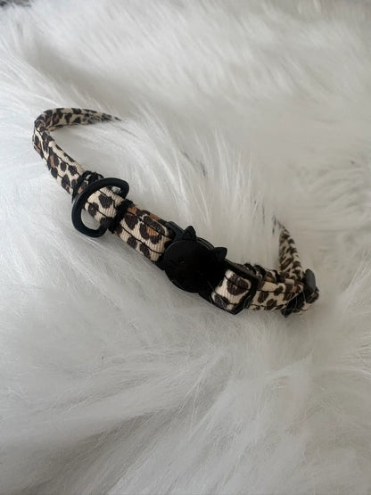 Collier pour chat fait main aux motifs léopard, bouclerie noire