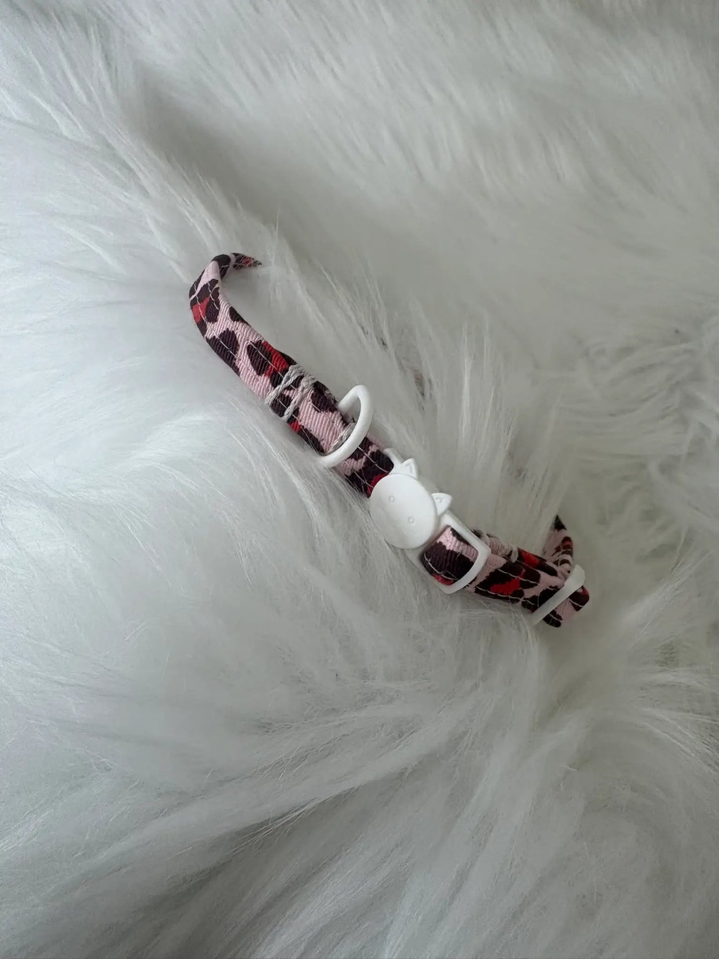 Collier pour chat fait main aux motifs léopard, bouclerie blanche