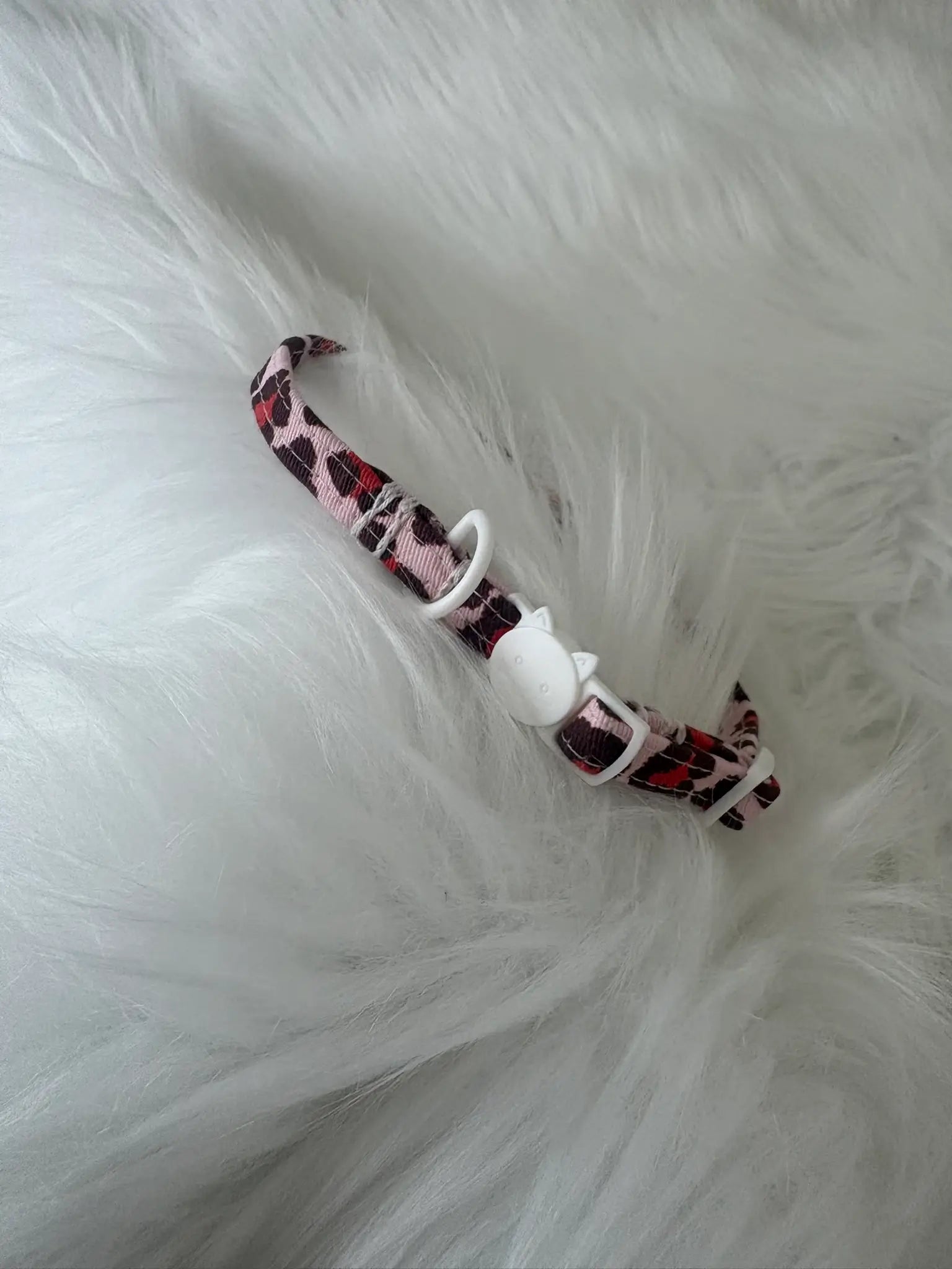 Collier pour chat fait main aux motifs léopard, bouclerie blanche