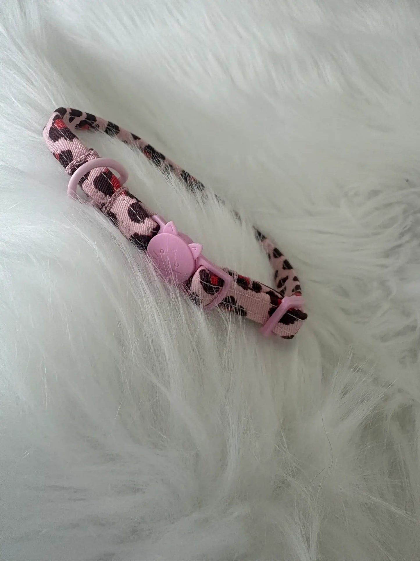 Collier pour chat fait main aux motifs léopard, bouclerie rose