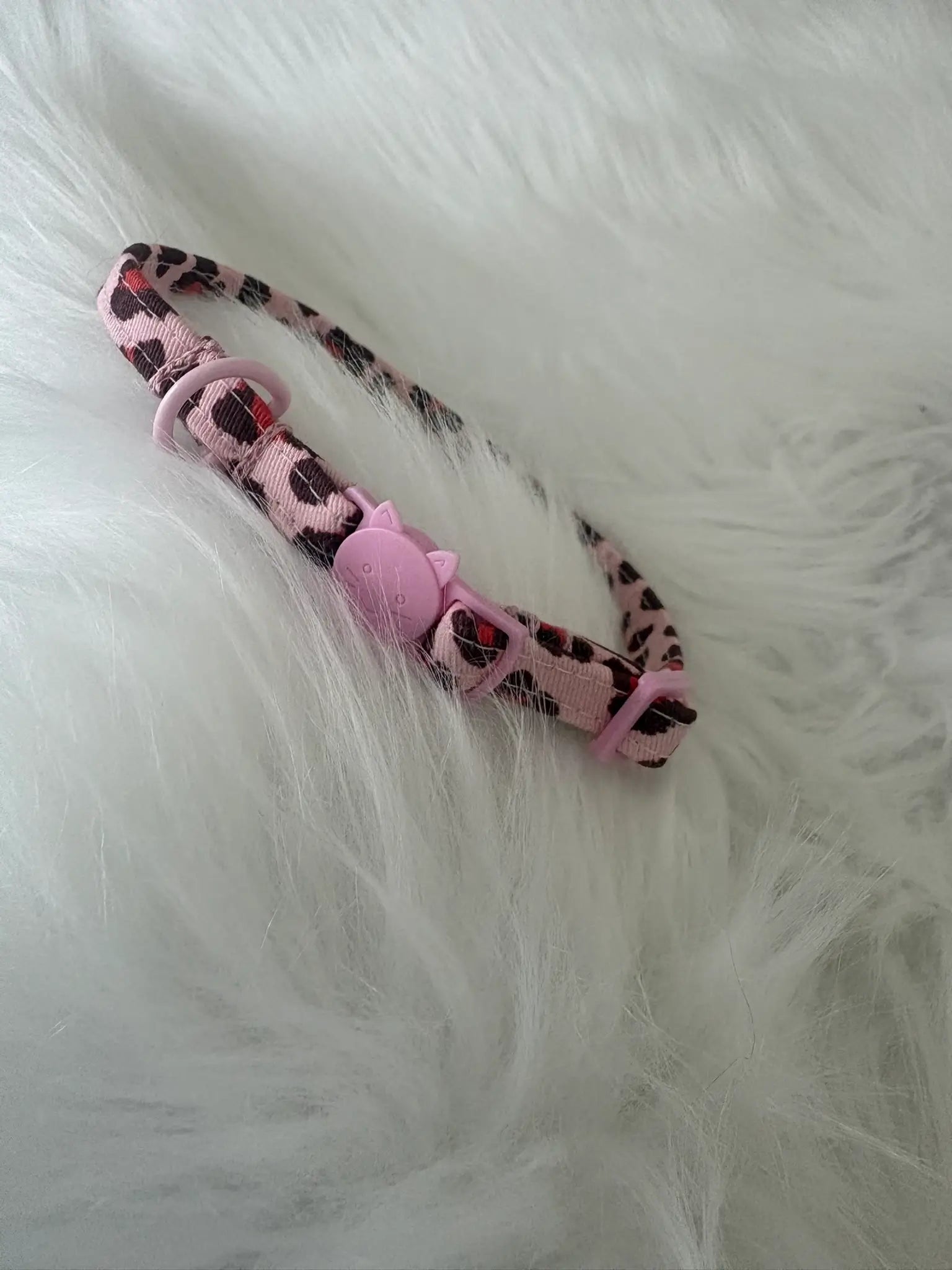 Collier pour chat fait main aux motifs léopard, bouclerie rose