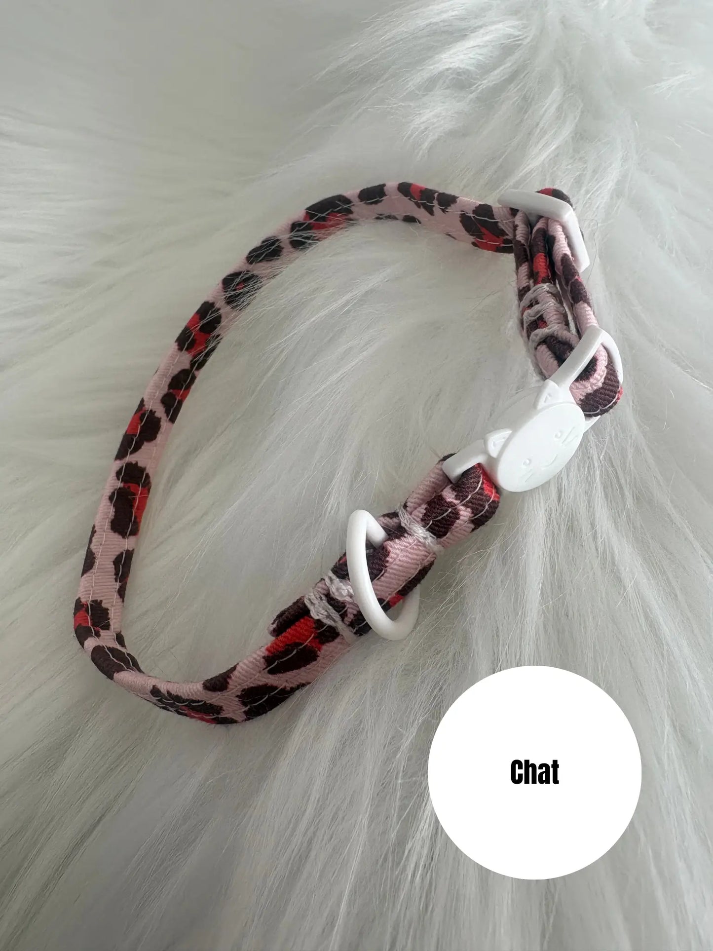 Collier ajustable sécurisé pour chat fait main, motif léopard rouge et boucle blanche, coutures blanches