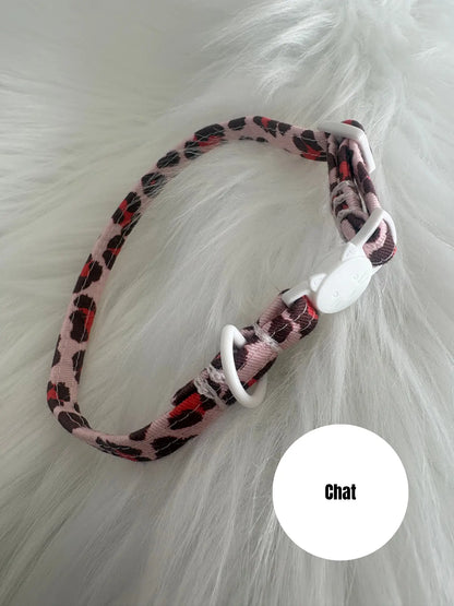 Collier ajustable sécurisé pour chat fait main, motif léopard rouge et boucle blanche, coutures blanches