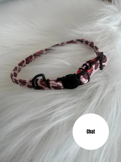 Collier ajustable sécurisé pour chat fait main, motif léopard beige rouge et boucle noire, coutures noires