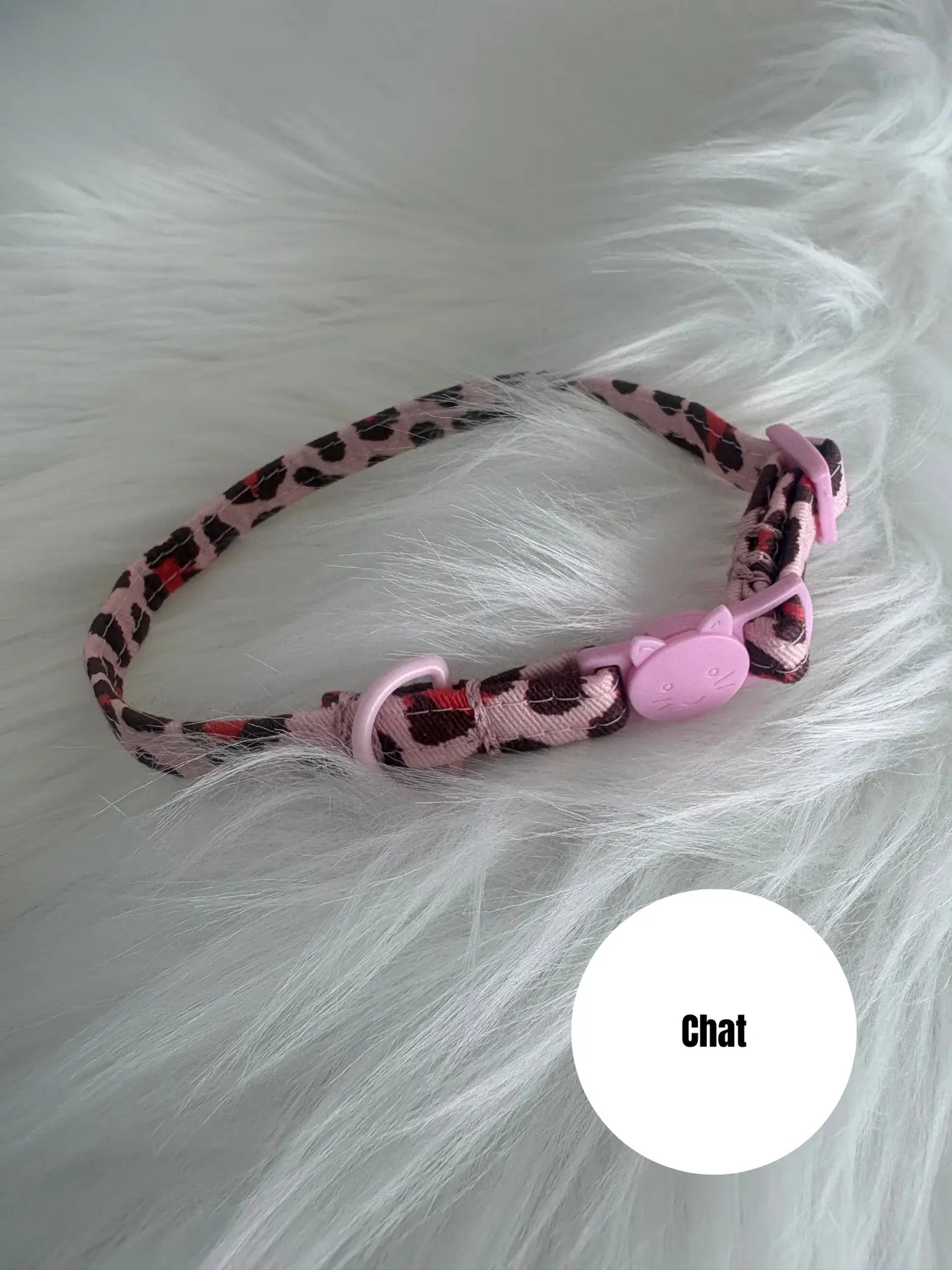 Collier ajustable sécurisé pour chat fait main, motif léopard rouge et boucle rose