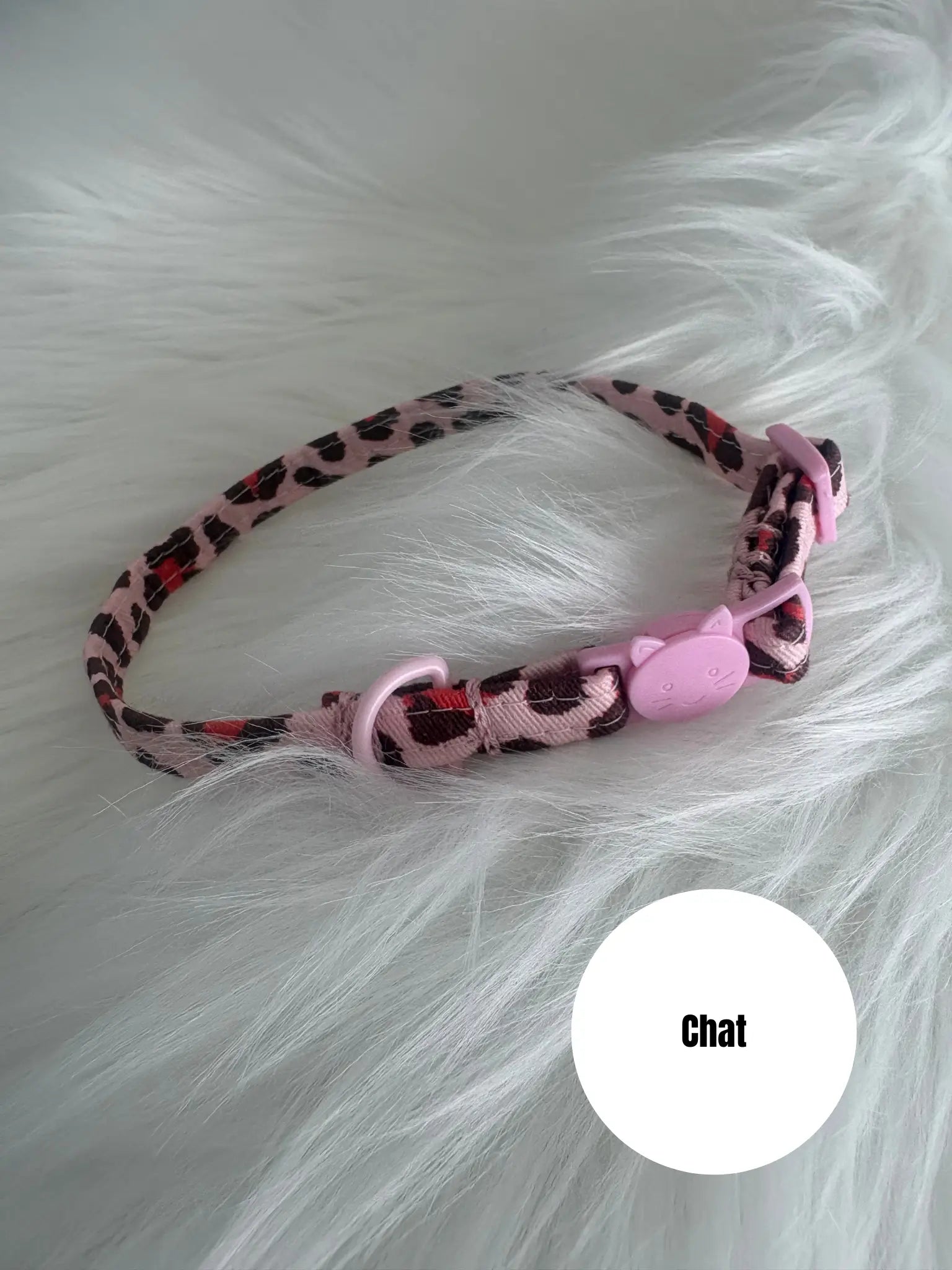 Collier ajustable sécurisé pour chat fait main, motif léopard rouge et boucle rose
