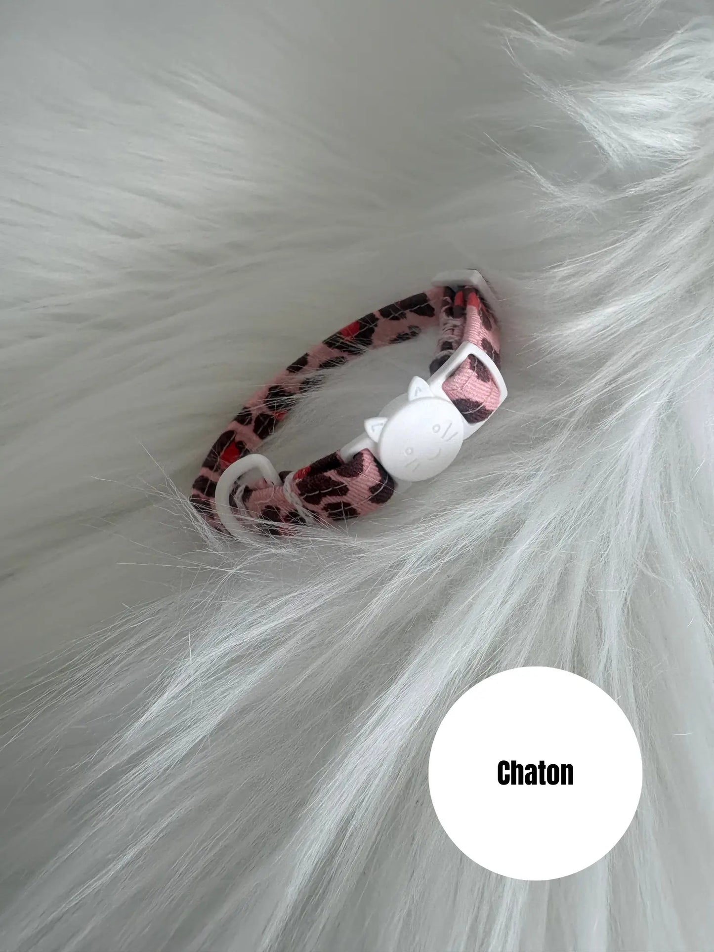 Collier ajustable sécurisé pour chaton fait main, motif léopard rouge et boucle blanche, coutures blanches