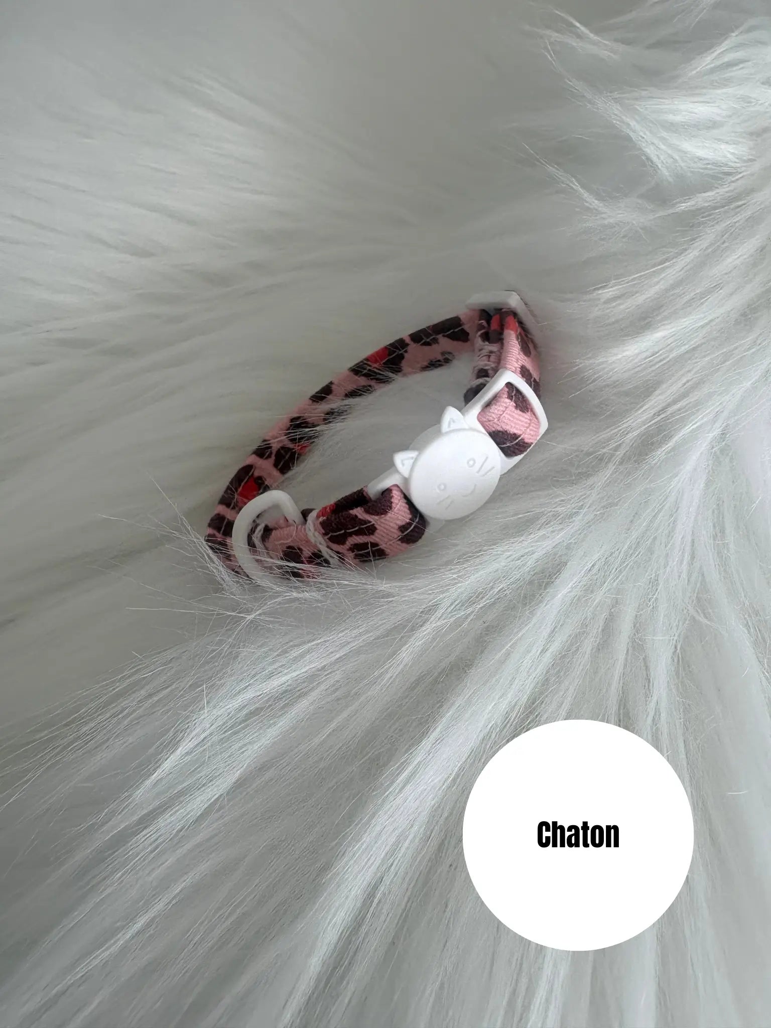 Collier ajustable sécurisé pour chaton fait main, motif léopard rouge et boucle blanche, coutures blanches