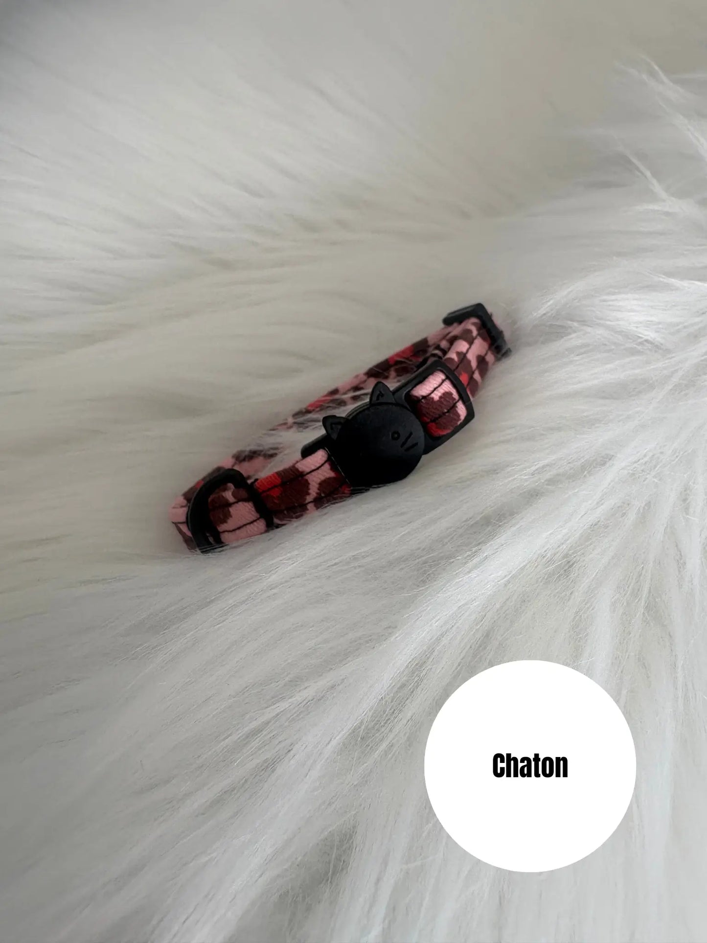 Collier ajustable sécurisé pour chaton fait main, motif léopard rouge et boucle noire, coutures noires