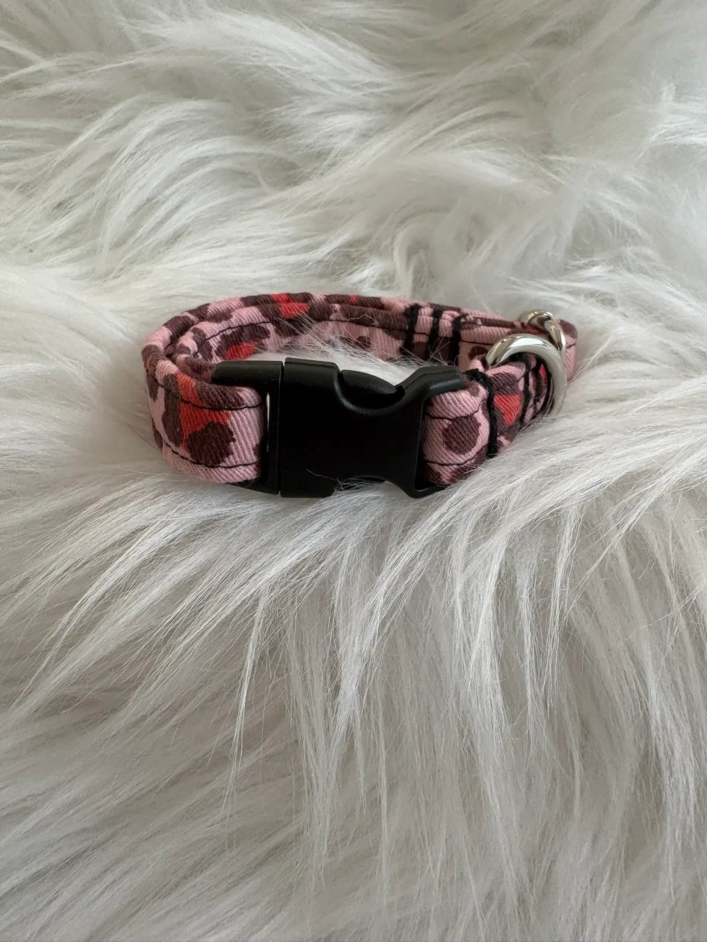 Collier pour chien fait main aux motifs leopard rouge