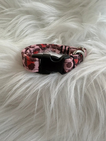 Collier pour chien fait main aux motifs leopard rouge