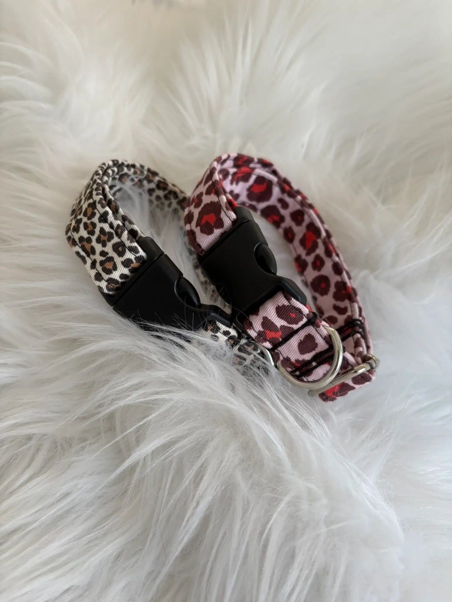 Collection de colliers pour chiens artisanaux aux motifs leopard beige et rouge