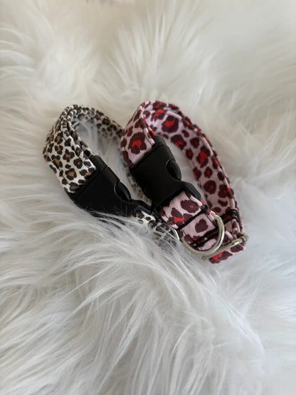 Collection de colliers pour chiens artisanaux aux motifs leopard beige et rouge