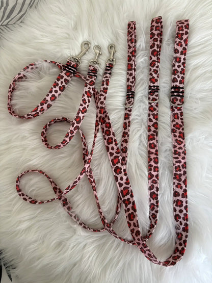 Collection de laisses pour chiens artisanales en différentes largeurs, détails argentés, motifs léopard rouge.