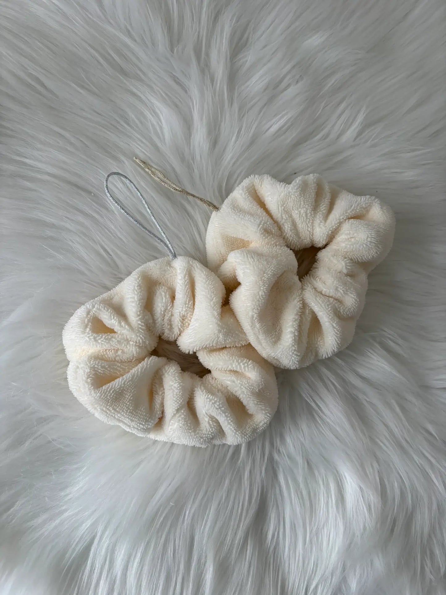 Duo de fleurs de douches en éponge de bambou écrues, avec cordons argenté et doré 