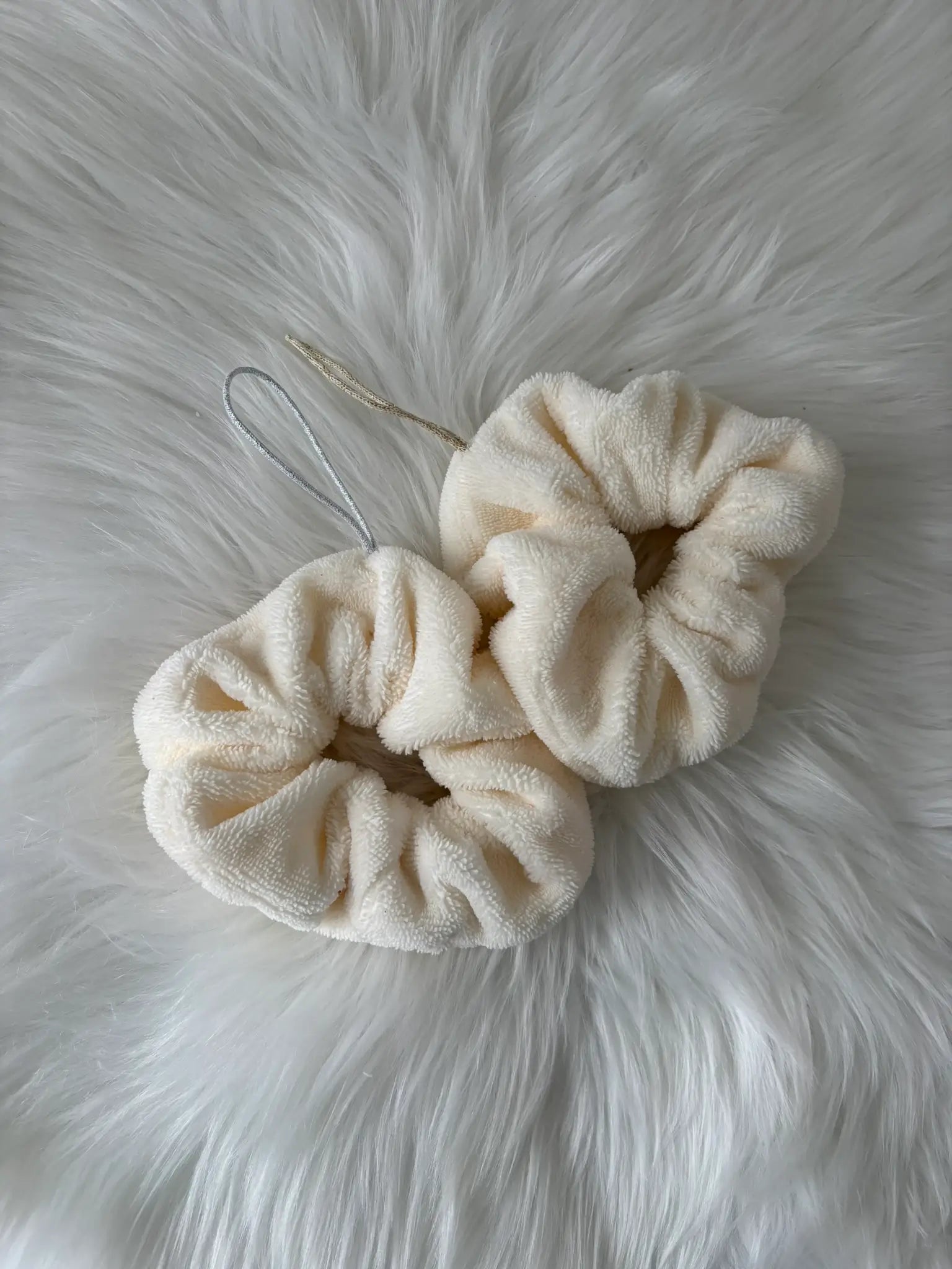 Duo de fleurs de douches en éponge de bambou écrues, avec cordons argenté et doré 