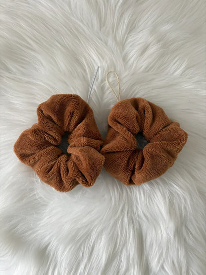 Duo de fleurs de douches en éponge de bambou marrons, avec cordons argenté et doré 