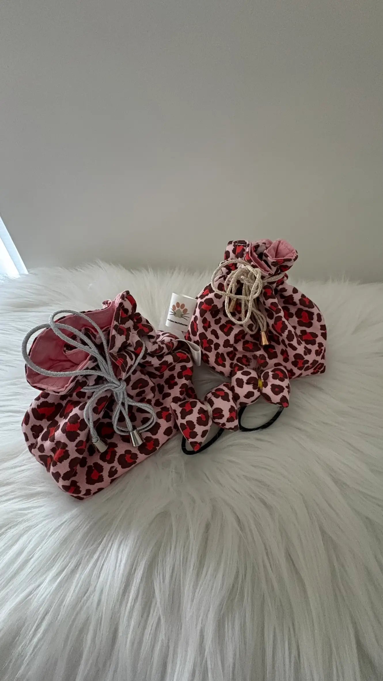 Duo de pochons aux motifs léopards roses et rouges avec leurs chouchous assortis