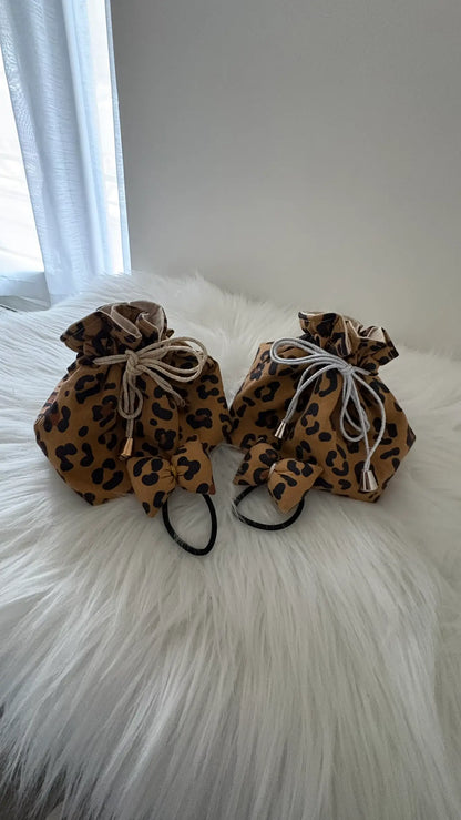 Duo de pochons léopards avec leurs chouchous assortis