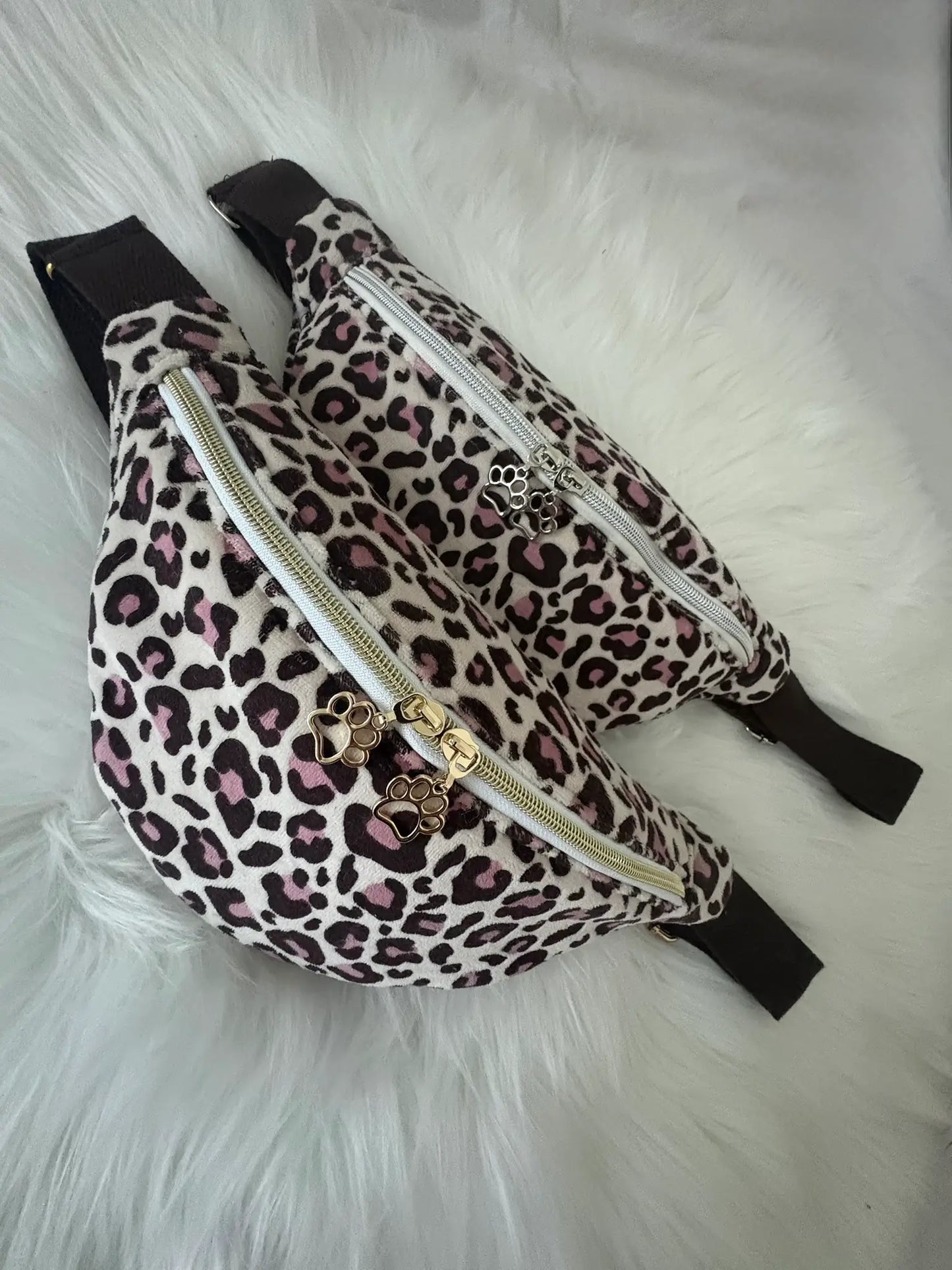 Duo de sacs bananes artisanaux aux motifs léopards roses et marrons, avec fermertures éclaires et cuseurs pattes de chats argentés ou dorés, au choix