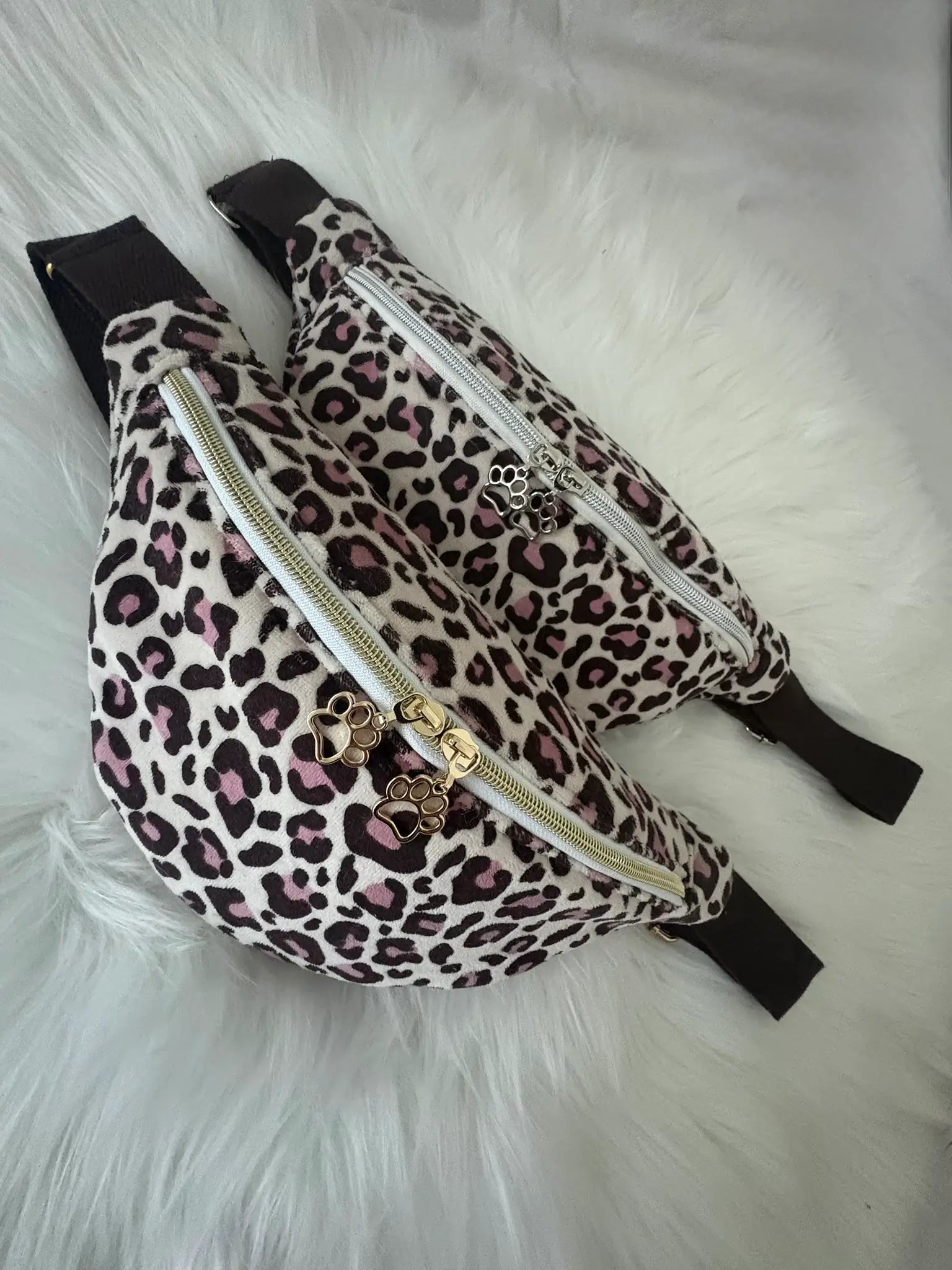 Duo de sacs bananes artisanaux aux motifs léopards roses et marrons, avec fermertures éclaires et cuseurs pattes de chats argentés ou dorés, au choix