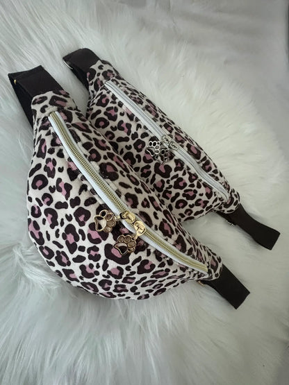 Duo de sacs bananes artisanaux aux motifs léopards roses et marrons, avec fermertures éclaires et cuseurs pattes de chats argentés ou dorés, au choix