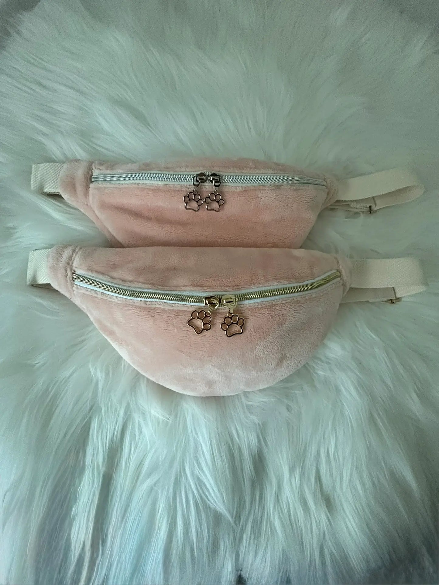 Duo de sacs bananes artisanaux en polaire rose avec détails dorés ou argentés et deux curseurs pattes de chat, au choix