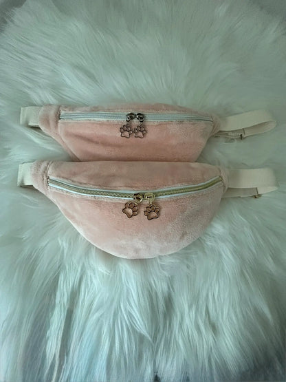 Duo de sacs bananes artisanaux en polaire rose avec détails dorés ou argentés et deux curseurs pattes de chat, au choix