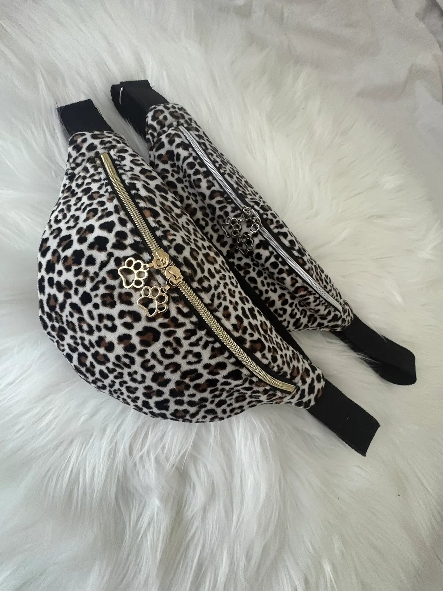 Duo de sacs bananes faits mains aux motifs léopards noirs et marrons, avec fermeture éclair et curseurs pattes de chat argentés ou dorés, au choix