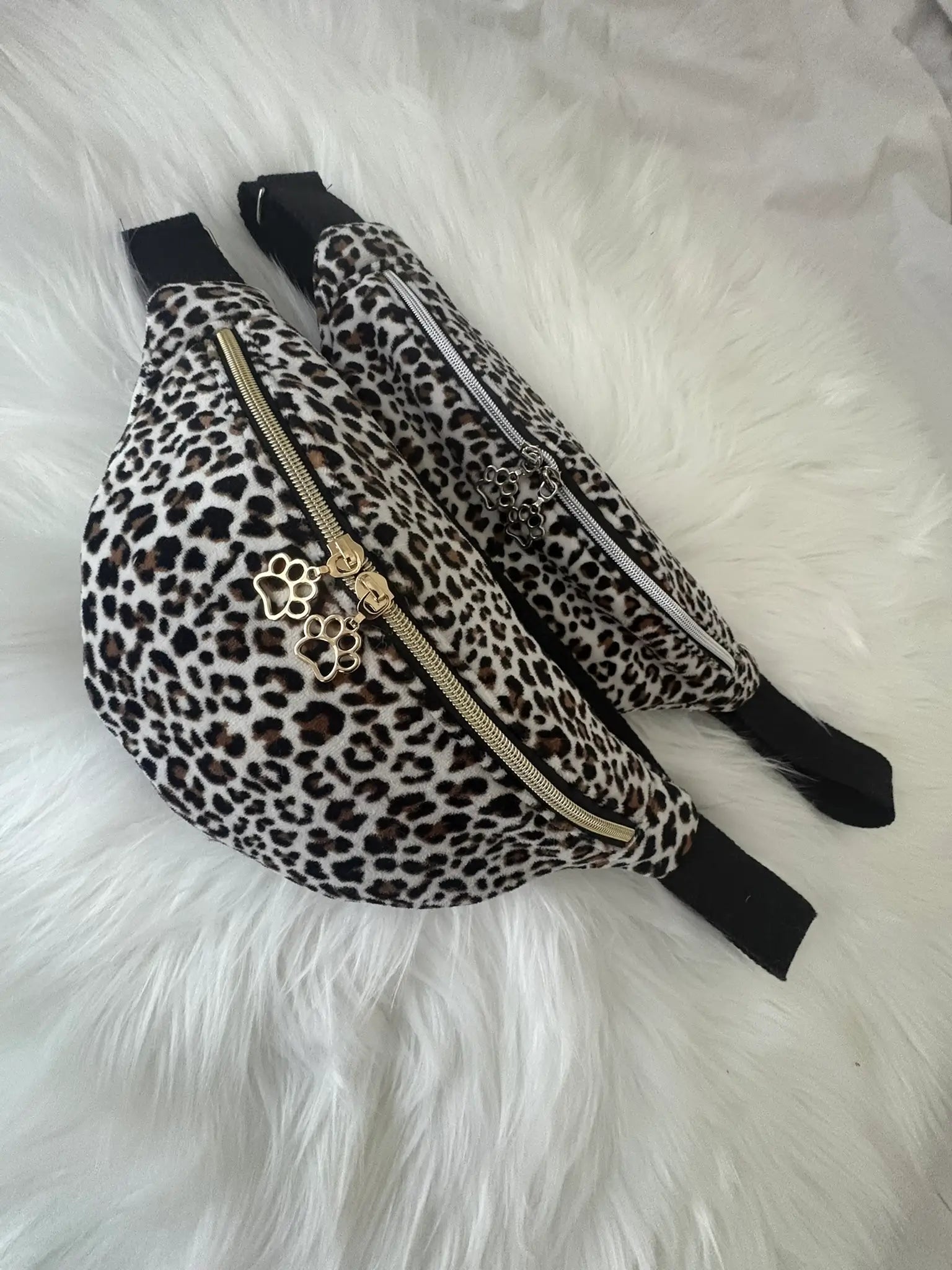 Duo de sacs bananes faits mains aux motifs léopards noirs et marrons, avec fermeture éclair et curseurs pattes de chat argentés ou dorés, au choix