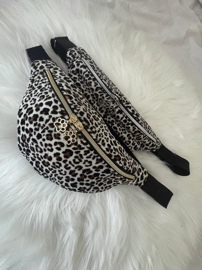 Duo de sacs bananes faits mains aux motifs léopards noirs et marrons, avec fermeture éclair et curseurs pattes de chat argentés ou dorés, au choix