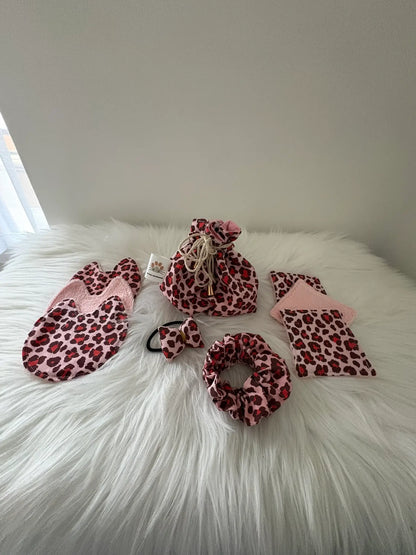 Ensemble de pochon avec cordon doré, lingettes démaquillantes et chouchous aux motifs léorpards rouges et roses