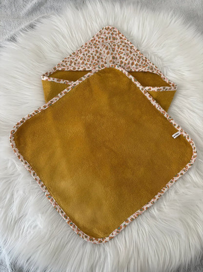Exemple d'ensemble fait main d'essuie-pattounes et d'une cape de bain moutarde