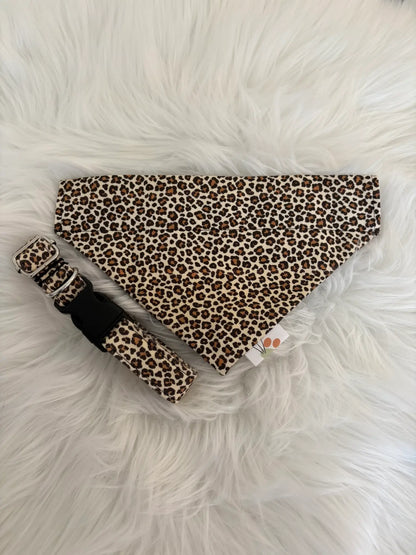 Ensemble coordonné d'un bandana à insérer par le collier et d'un collier pour chien artisanal aux motif léopard beige