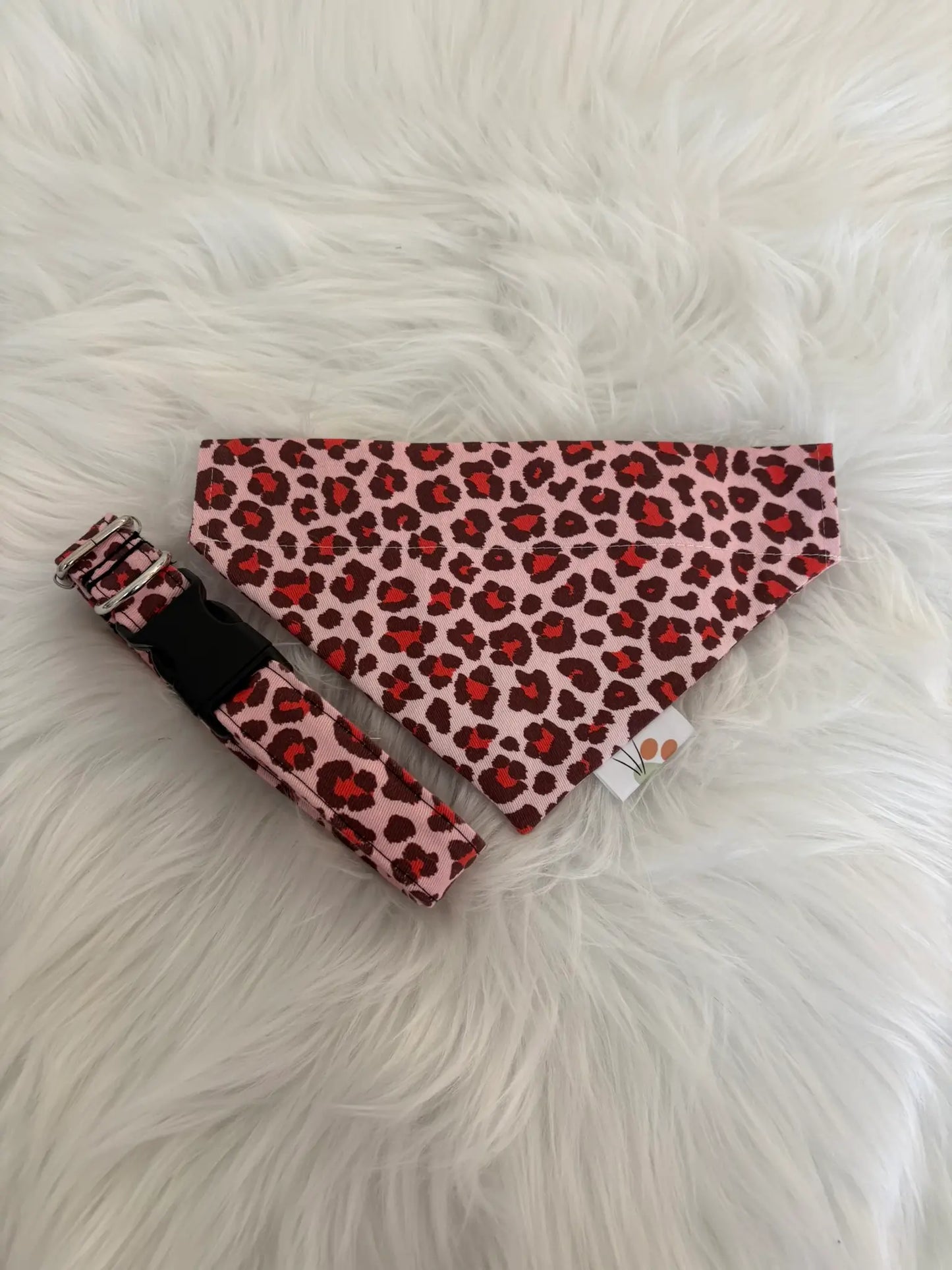 Ensemble coordonné d'un bandana à insérer par le collier et d'un collier pour chien artisanal aux motif léopard rouge