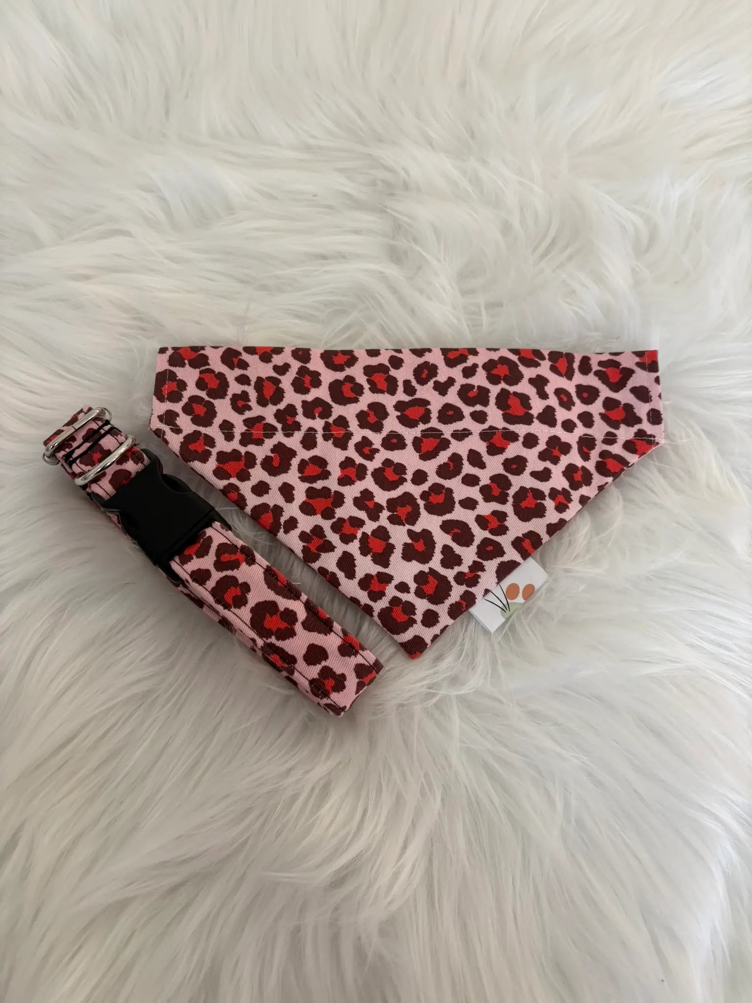 Ensemble coordonné d'un bandana à insérer par le collier et d'un collier pour chien artisanal aux motif léopard rouge