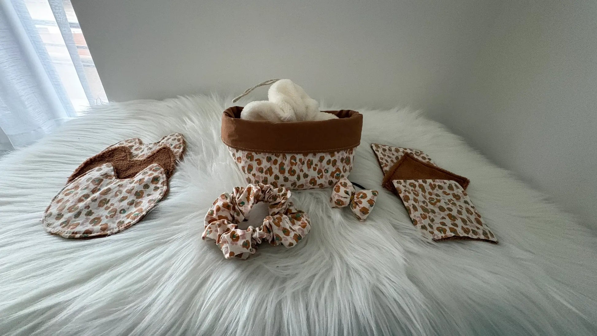 Ensemble de panier, fleur de douche écrues, chouchous et lingettes démaquillantes en formes de chats et carrées
