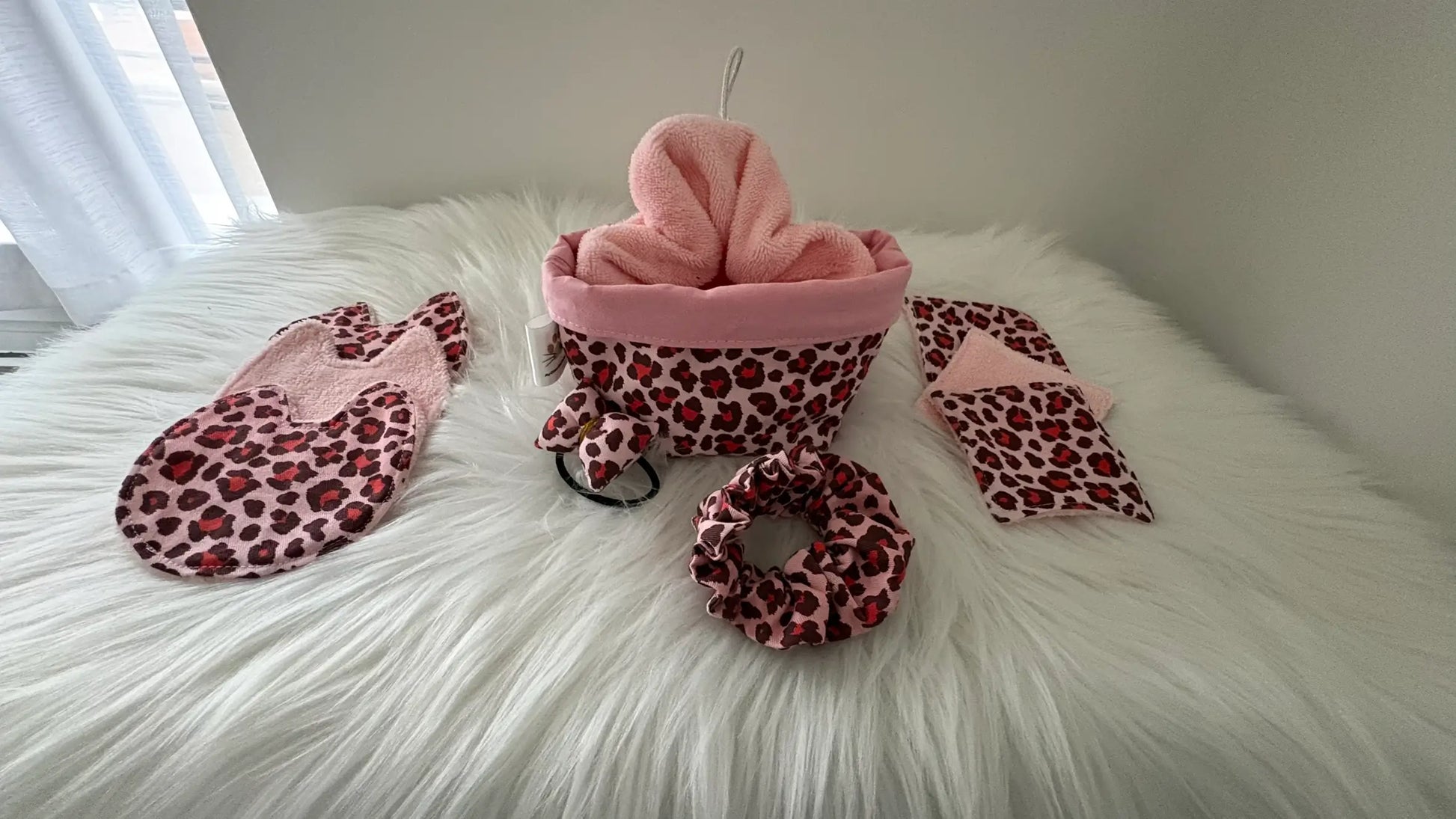 Ensemble de panier, fleur de douche roses, chouchous et lingettes démaquillantes en formes de chats et carrées