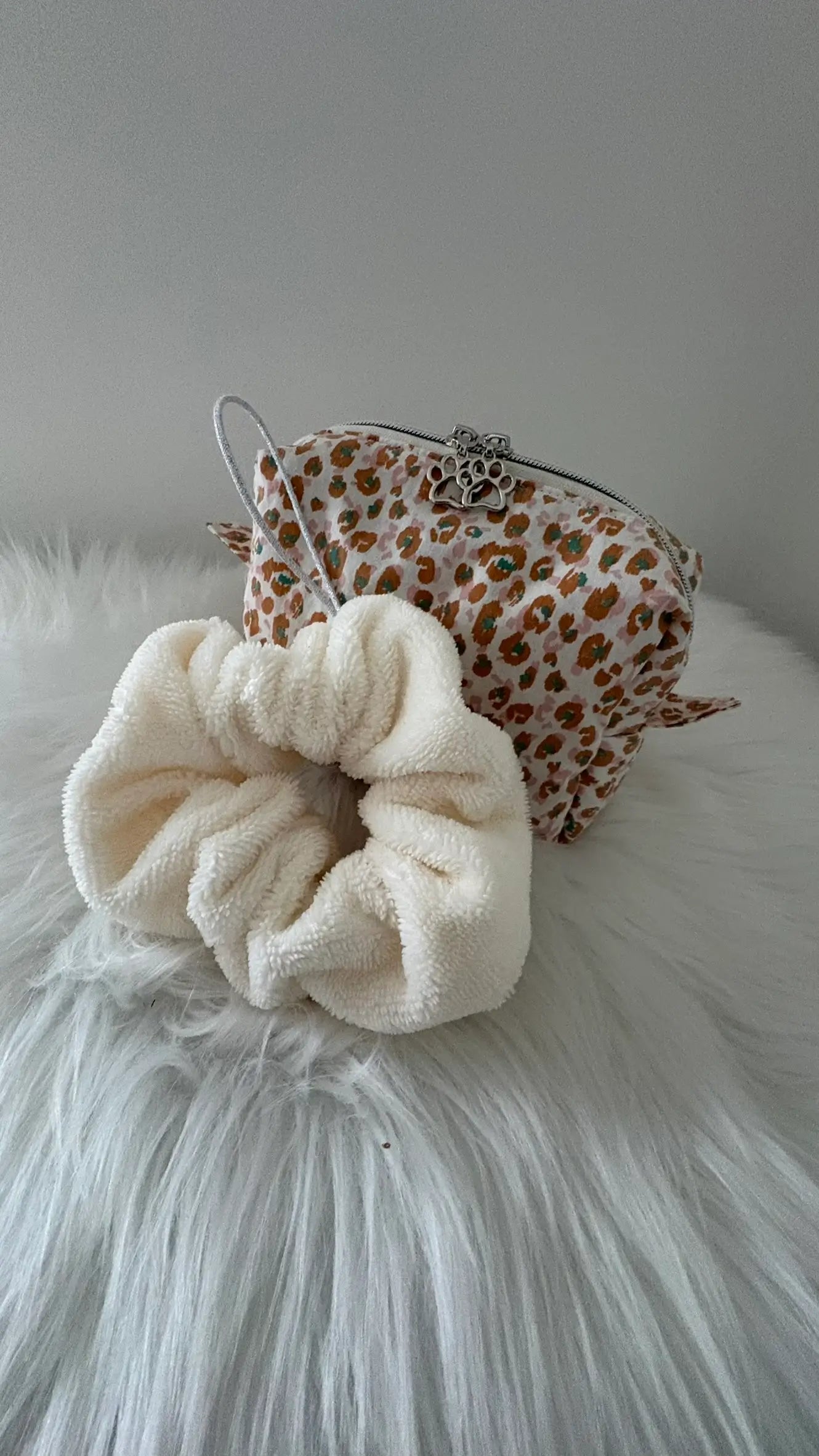 Fleur de douche artisanale écrue avec cordon argenté assortie à une trousse à maquillage aux motifs léopard