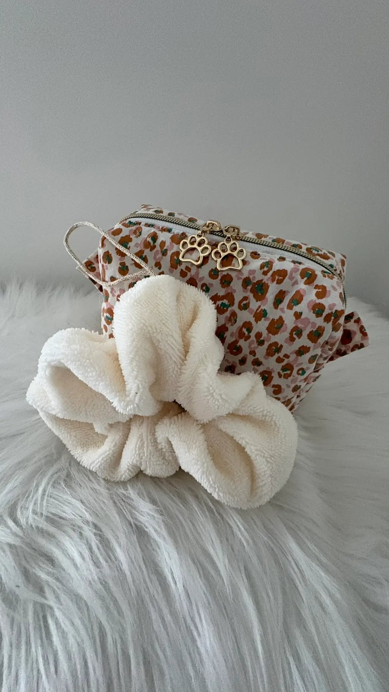 Fleur de douche artisanale écrue avec cordon doré assortie à une trousse à maquillage aux motifs léopard