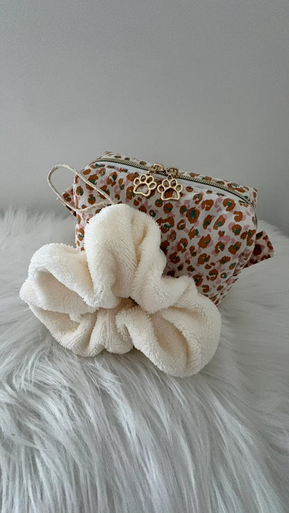 Fleur de douche artisanale écrue avec cordon doré assortie à une trousse à maquillage aux motifs léopard